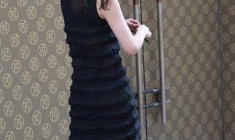 魔镜街拍 – 这组萌宝儿的女友写真，反正我目光一直在那个身影上，哈哈，抽离不了现场。