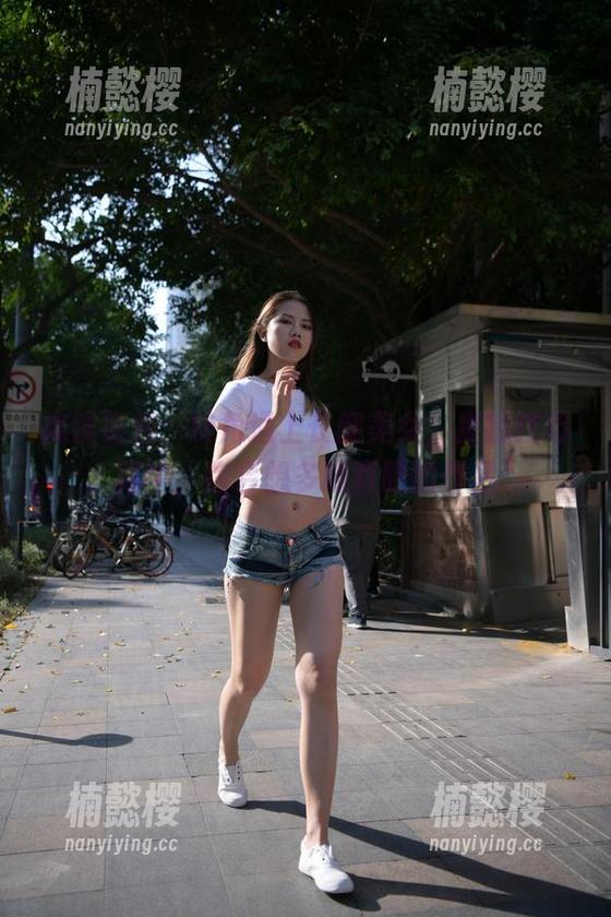 魔镜街拍 魔镜街拍:转角遇上长腿美女,推销技巧再牛,你会想多瞧两眼的作品