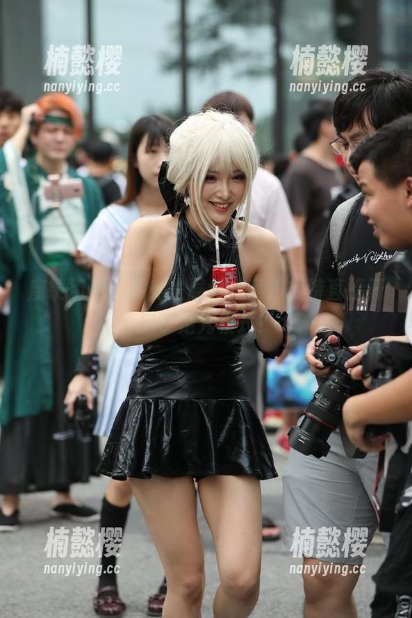 魔镜街拍 魔镜街拍:不光是展会,私拍模特直接开启了走秀模式!