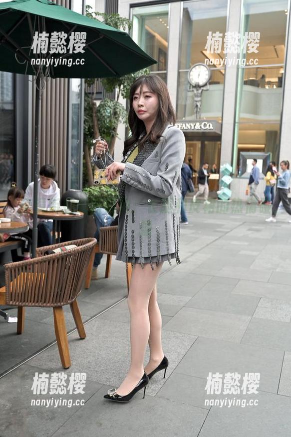 魔镜街拍 魔镜街拍的新福利:长腿和皮裙的热情碰撞
